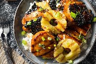 Рецепта Лесна хавайска рецепта за пилешки бутчета (с ананас и соев сос)